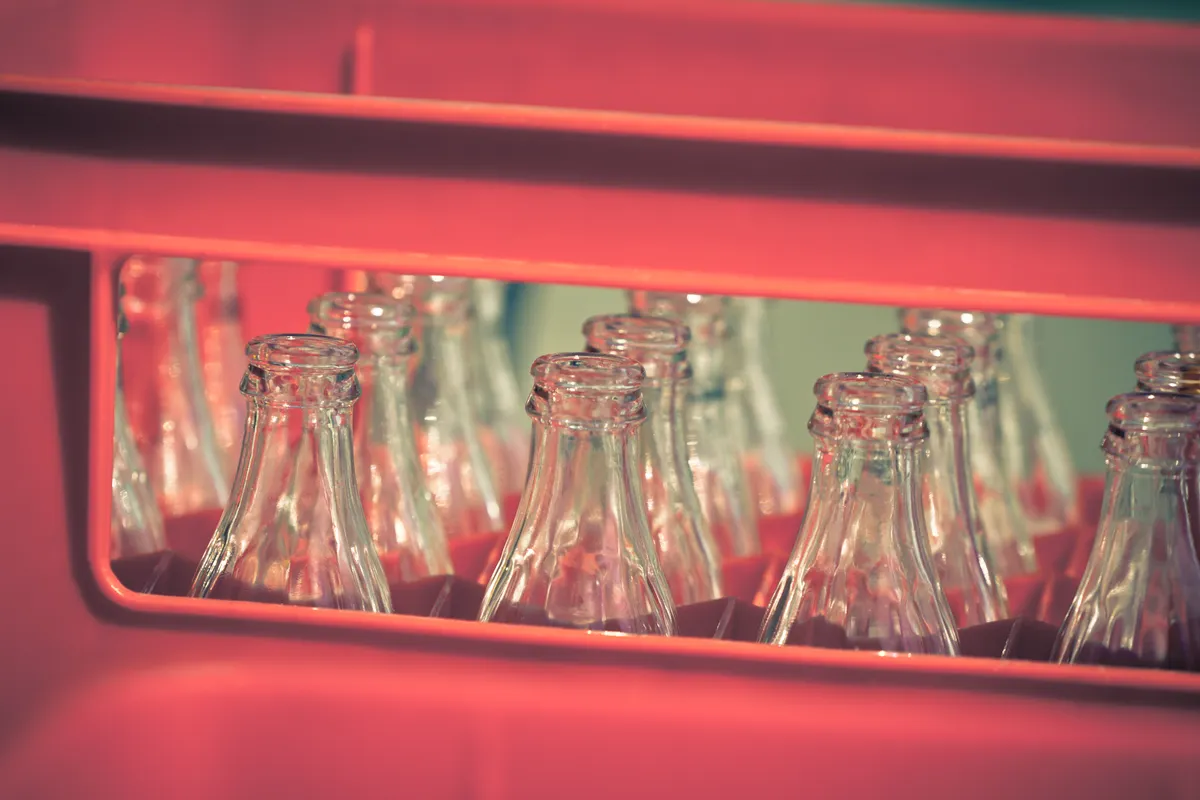 Red plastic crate with empty glass bottles 2023 11 27 04 56 45 utc JTL Wawi – Pfandpositionen mit Workflows